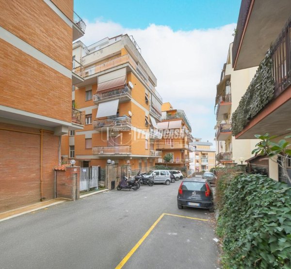 appartamento in vendita a Roma in zona Tomba di Nerone