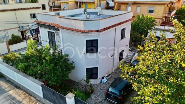 casa indipendente in vendita a Roma in zona Ostia