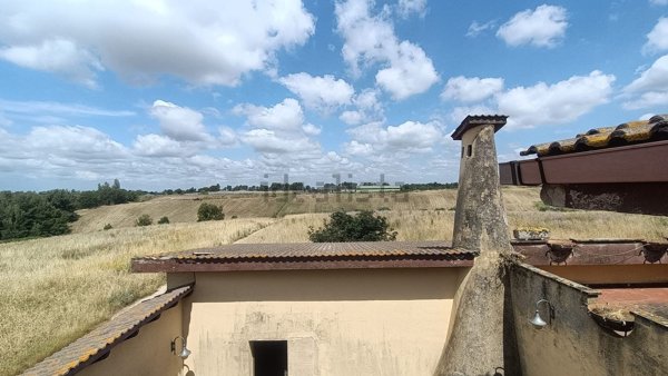 casale in vendita a Roma in zona Ardeatino