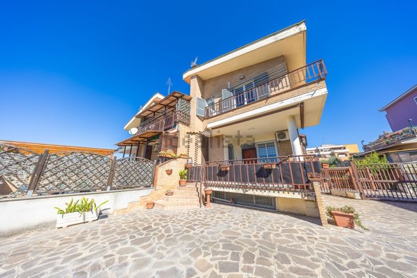 casa indipendente in vendita a Roma in zona Torre Angela
