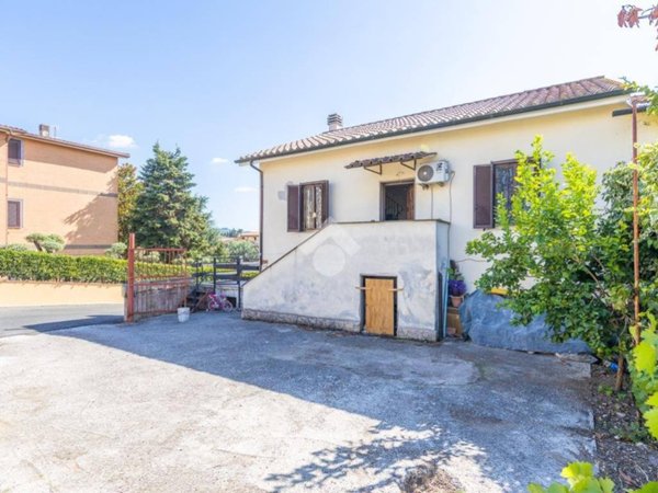 casa indipendente in vendita a Roma in zona Finocchio