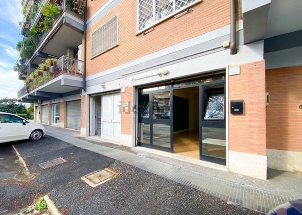 locale commerciale in vendita a Roma in zona Torrevecchia