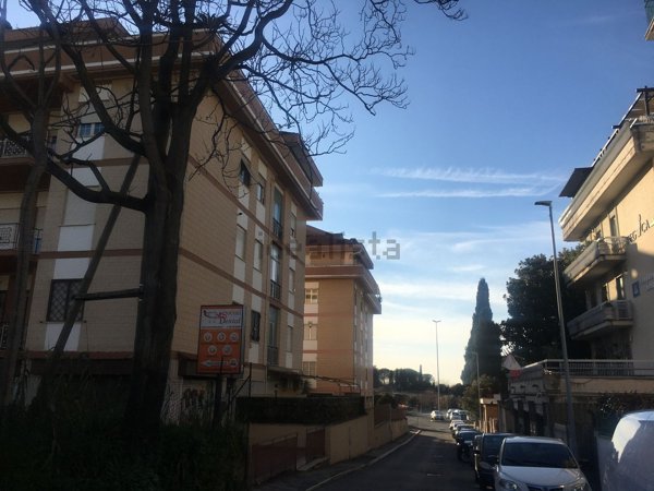 locale commerciale in vendita a Roma in zona Tuscolano