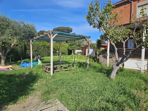 casa indipendente in vendita a Roma in zona Casal Palocco