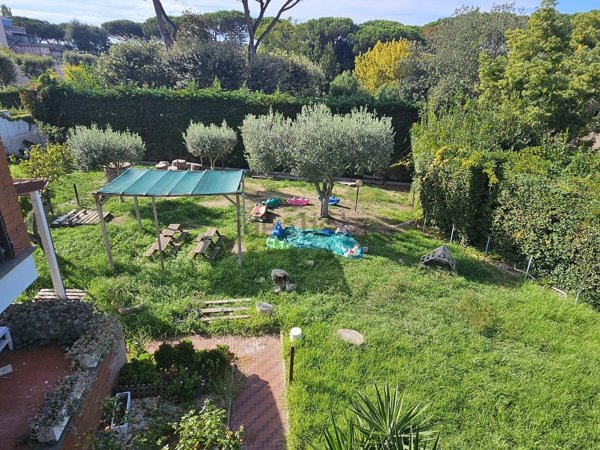 casa indipendente in vendita a Roma in zona Casal Palocco