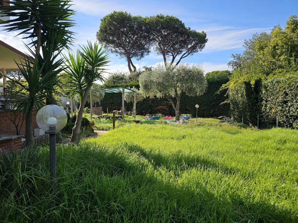 casa indipendente in vendita a Roma in zona Casal Palocco