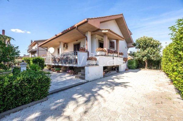 casa indipendente in vendita a Roma in zona Finocchio