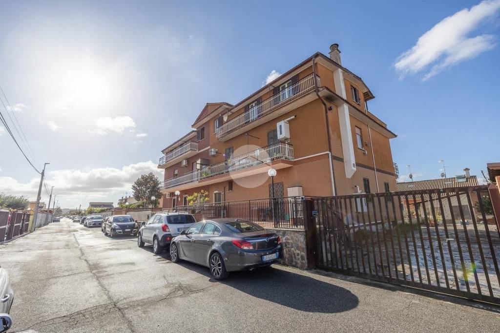 appartamento in vendita a Roma in zona Giardini di Corcolle