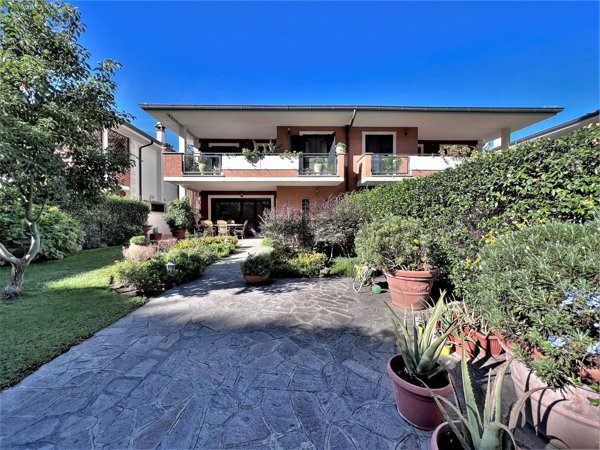 casa indipendente in vendita a Roma in zona Infernetto