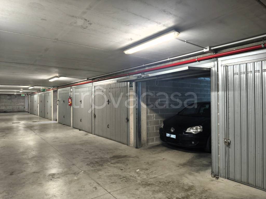 negozio in vendita a Roma in zona Torre Maura