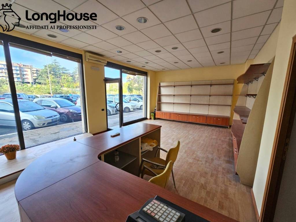 locale commerciale in vendita a Roma in zona Monte Sacro/Talenti