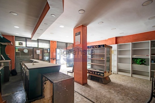locale commerciale in vendita a Roma in zona Collatino