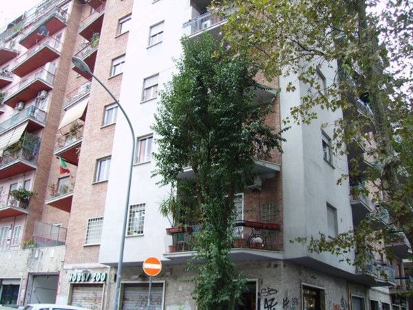 locale commerciale in vendita a Roma in zona Ostiense