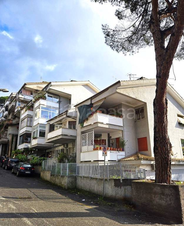 appartamento in vendita a Roma in zona Tomba di Nerone