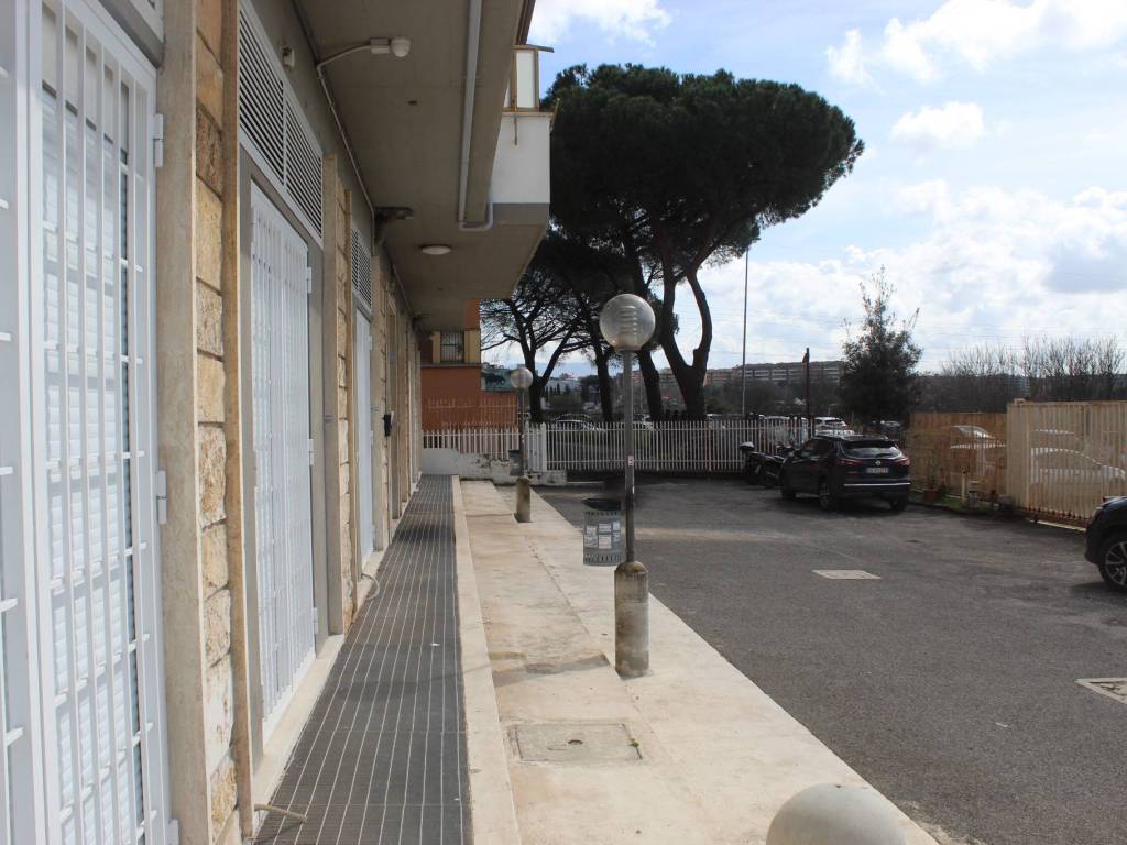locale commerciale in vendita a Roma in zona Torre Spaccata