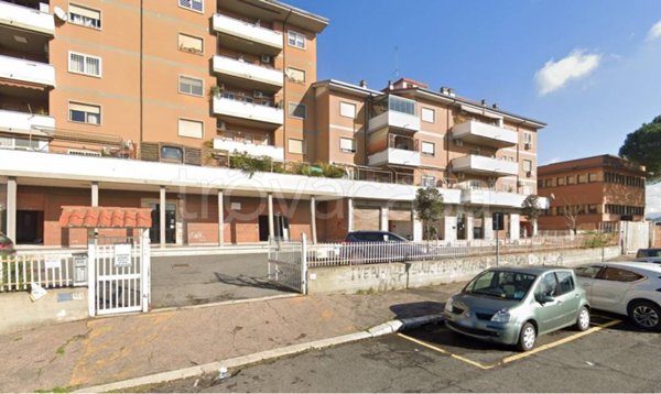locale commerciale in vendita a Roma in zona Torre Spaccata