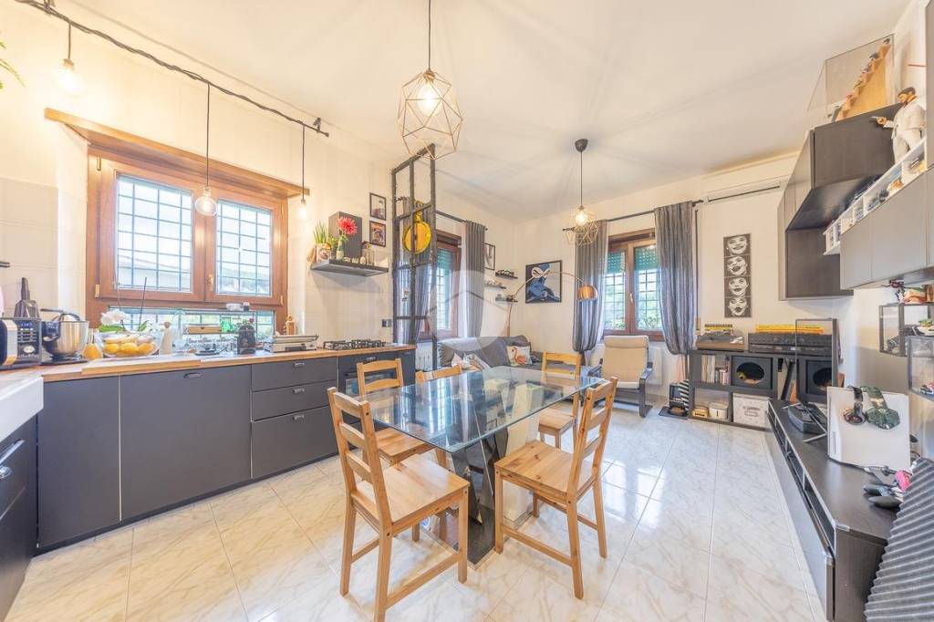 appartamento in vendita a Roma in zona Appio Pignatelli
