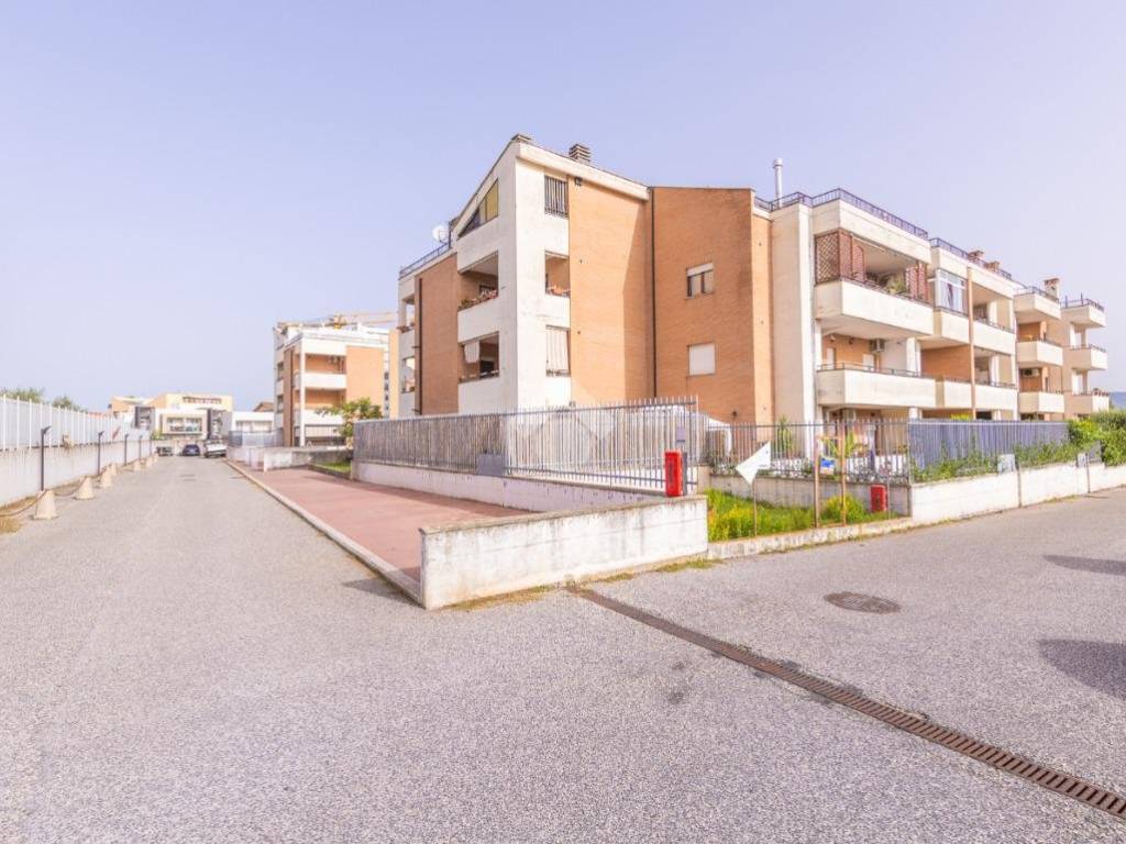 appartamento in vendita a Roma in zona Castelverde