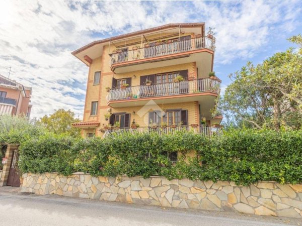 appartamento in vendita a Roma in zona Case Rosse