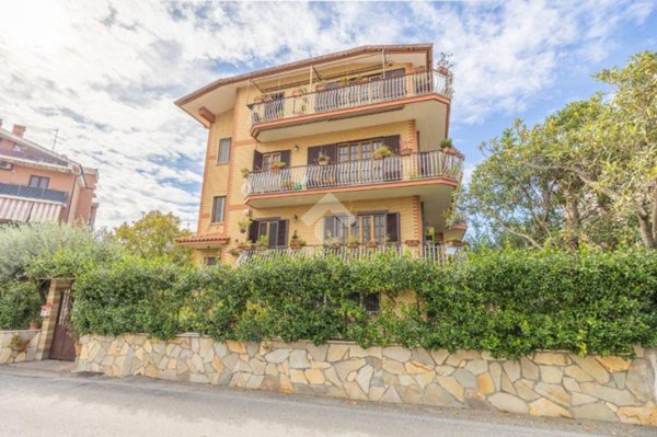 appartamento in vendita a Roma in zona Case Rosse