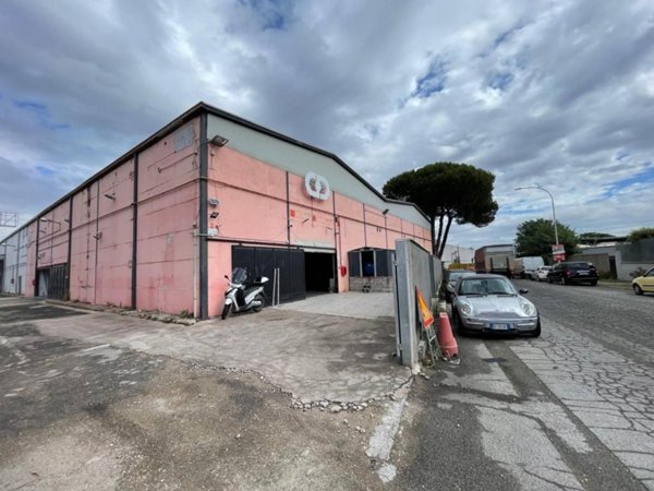 locale commerciale in vendita a Roma in zona Torre Angela