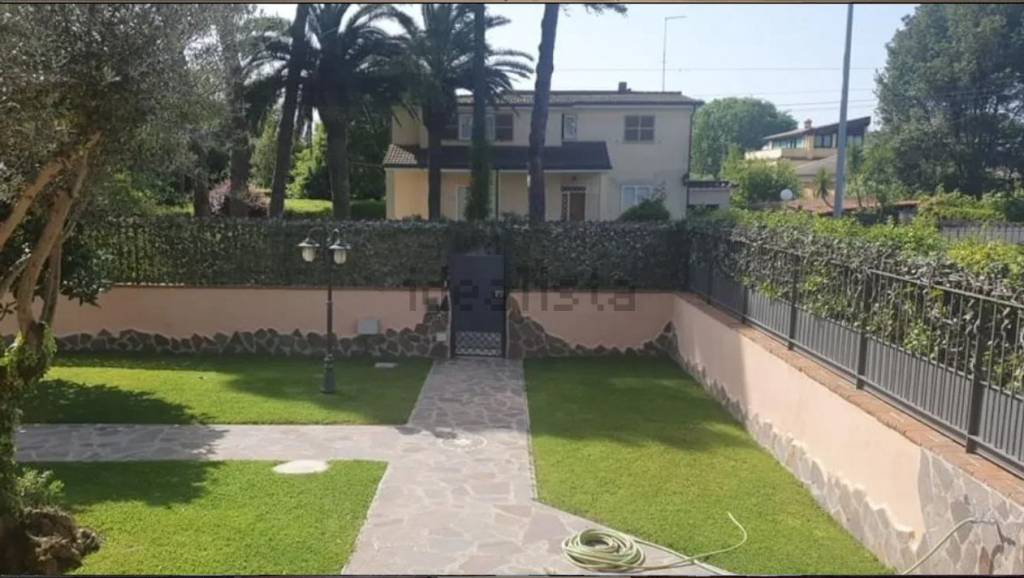 casa indipendente in vendita a Roma in zona Infernetto
