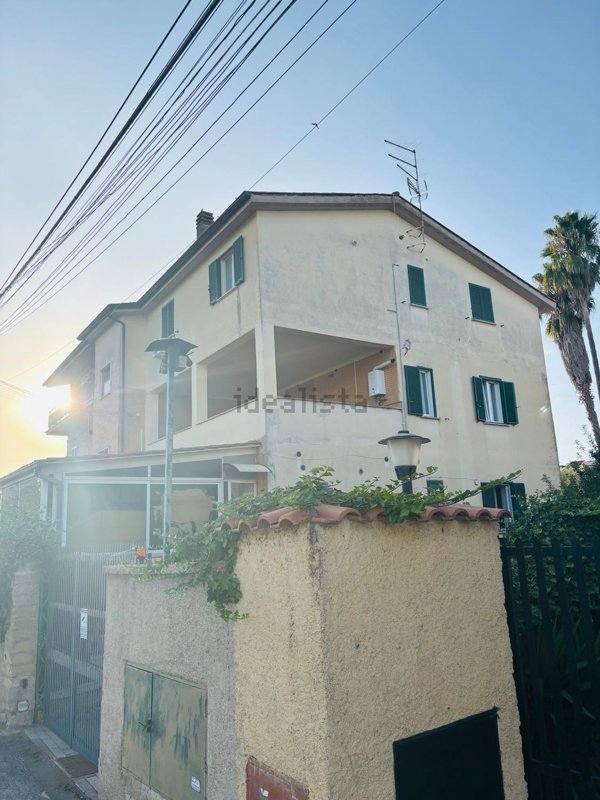 appartamento in vendita a Roma in zona Valle Santa