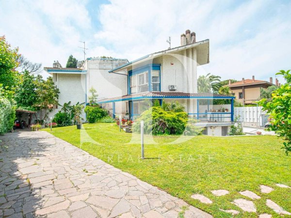 casa indipendente in vendita a Roma in zona Casal Palocco