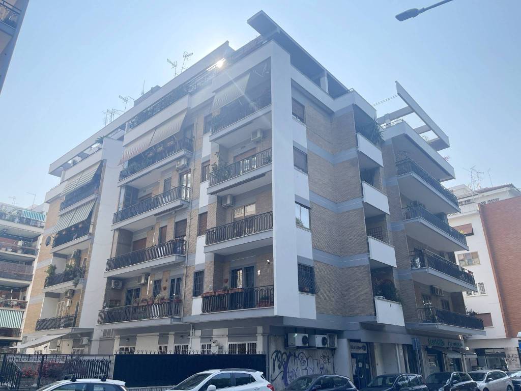 appartamento in vendita a Roma in zona Appio Latino