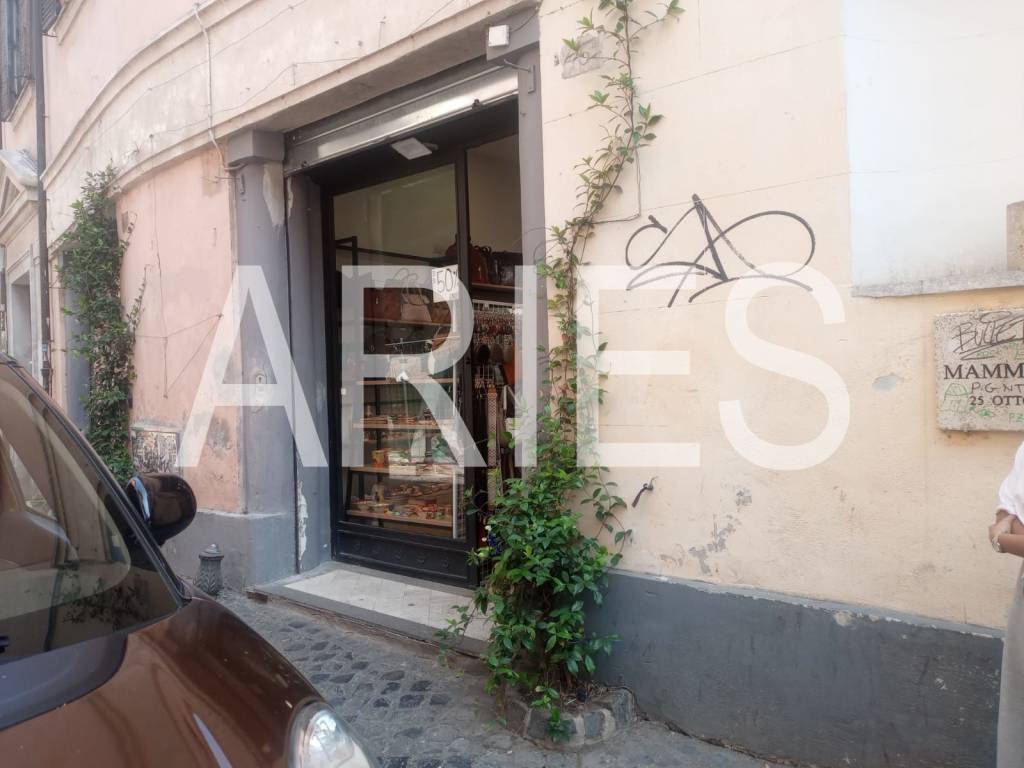 negozio in vendita a Roma in zona Trastevere