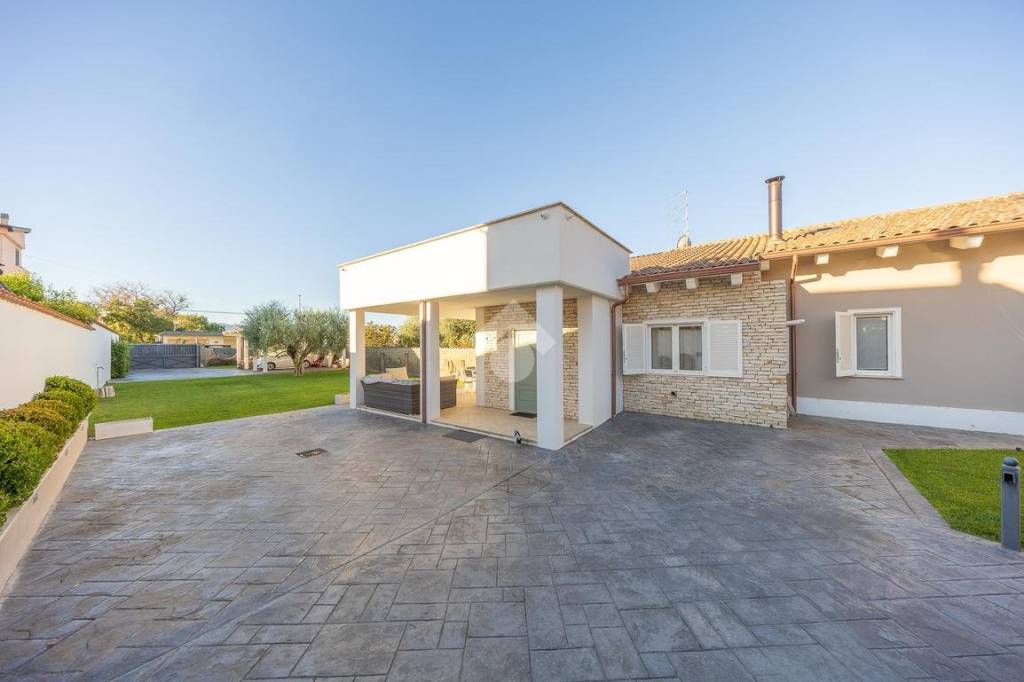 casa indipendente in vendita a Roma in zona Castelverde