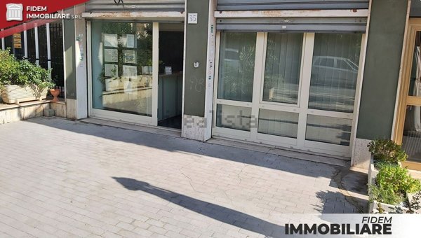 locale commerciale in vendita a Roma in zona Vitinia