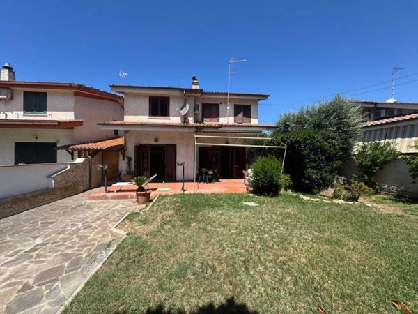 casa indipendente in vendita a Roma in zona Infernetto