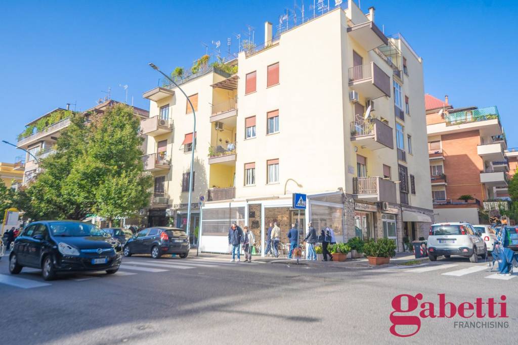 negozio in vendita a Roma in zona Torrevecchia