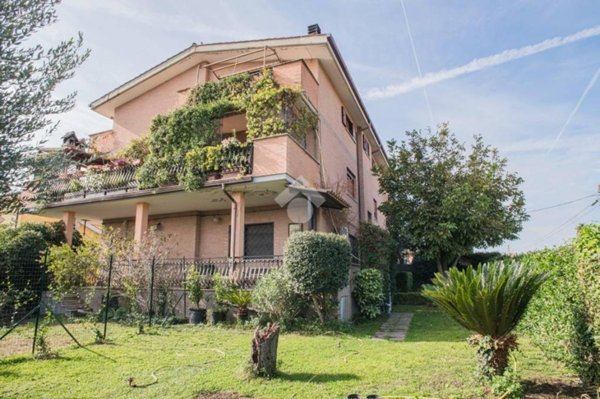 appartamento in vendita a Roma in zona Valle Santa