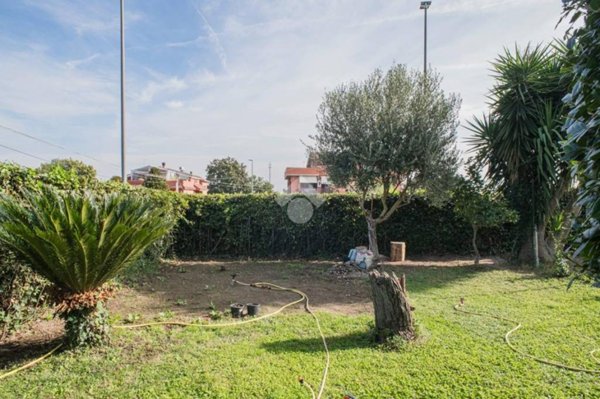 appartamento in vendita a Roma in zona Valle Santa