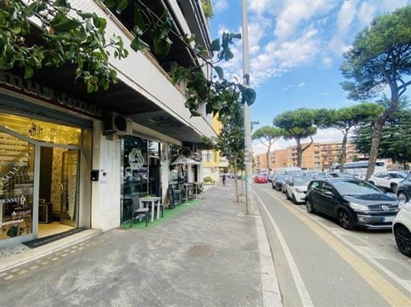 locale commerciale in vendita a Roma in zona Aurelio