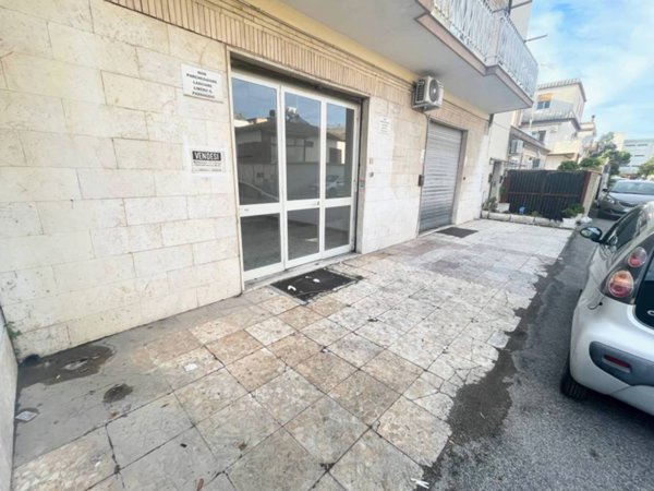 locale commerciale in vendita a Roma in zona Acilia