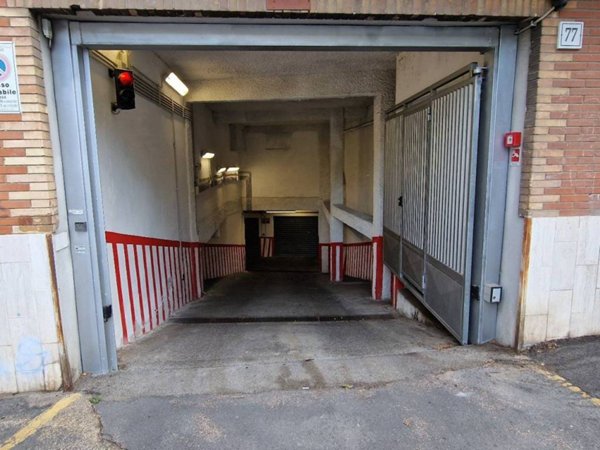 locale commerciale in vendita a Roma in zona Tuscolano