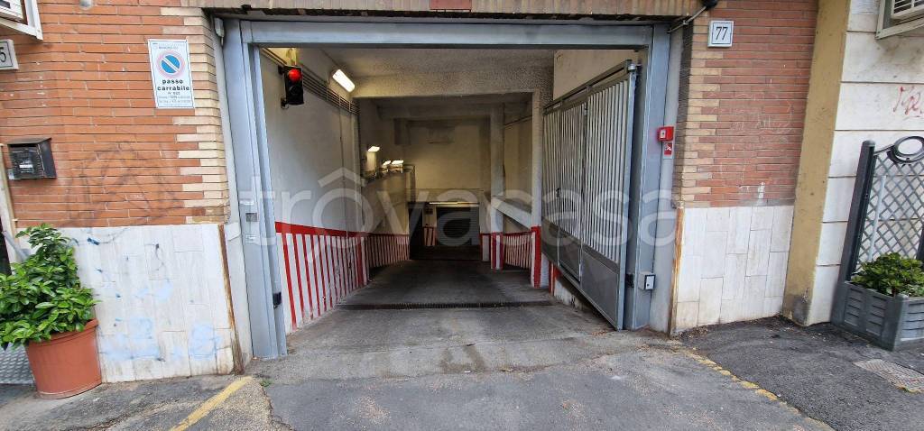 locale commerciale in vendita a Roma in zona Tuscolano