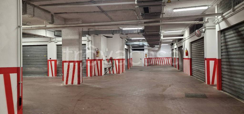 locale commerciale in vendita a Roma in zona Tuscolano