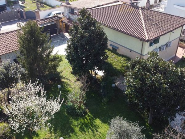 casa indipendente in vendita a Roma in zona Infernetto