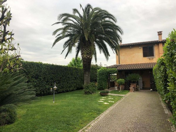 casa indipendente in vendita a Roma