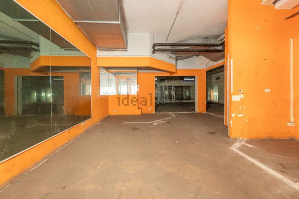 locale commerciale in vendita a Roma in zona Appio Pignatelli