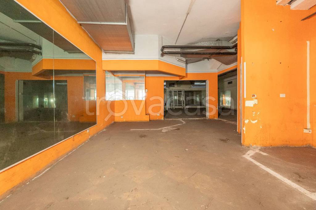 negozio in vendita a Roma in zona Appio Claudio