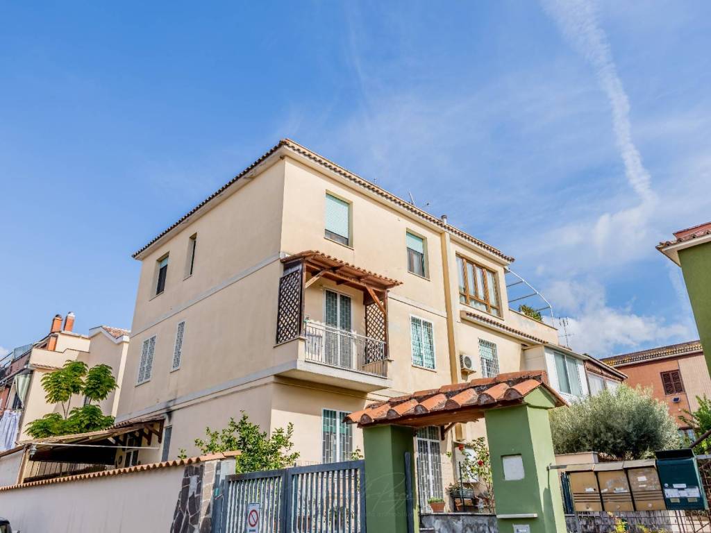 appartamento in vendita a Roma in zona Vitinia