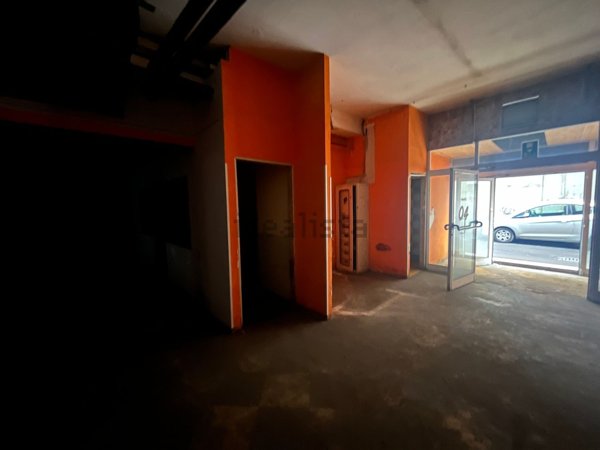 locale commerciale in vendita a Roma in zona Appio Pignatelli