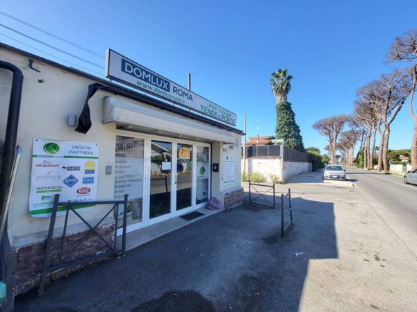 negozio in vendita a Roma in zona Infernetto