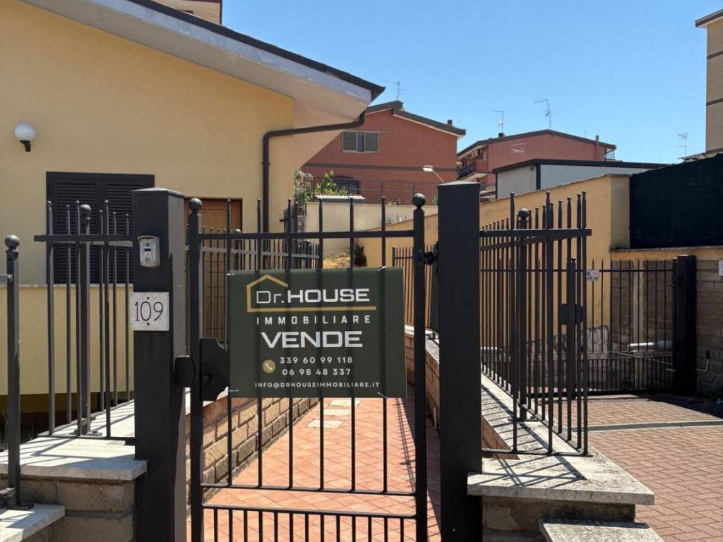 casa indipendente in vendita a Roma in zona Colle del Sole