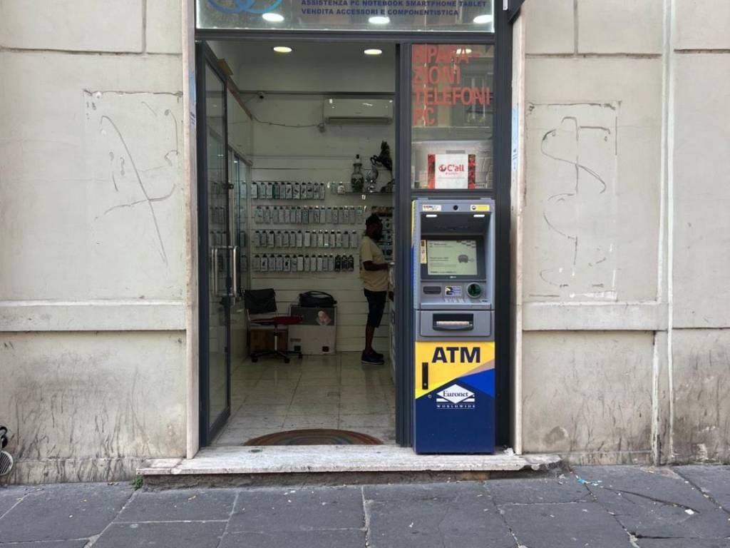 negozio in vendita a Roma in zona Esquilino